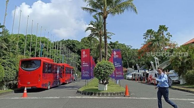 Bus listrik Damri yang terparkir di kawasan Bali International Convention Centre (BICC), Westin,Resort, Nusa Dua, Bali, Rabu (16/11/2022). Sebagai ilustrasi [Musikpedia / Eviera Paramita Sandi] 