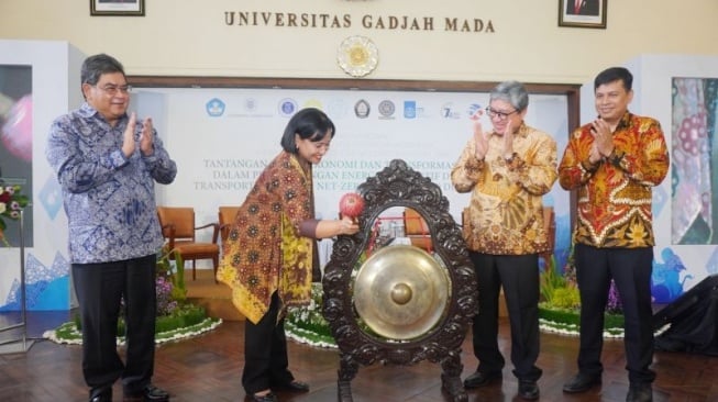 PT Toyota Motor Manufacturing Indonesia (TMMIN) memaparkan potensi hidrogen Indonesia di sektor otomotif dalam sebuah seminar di UGM, Yogyakarta, Rabu (8/11/2023). [Antara]