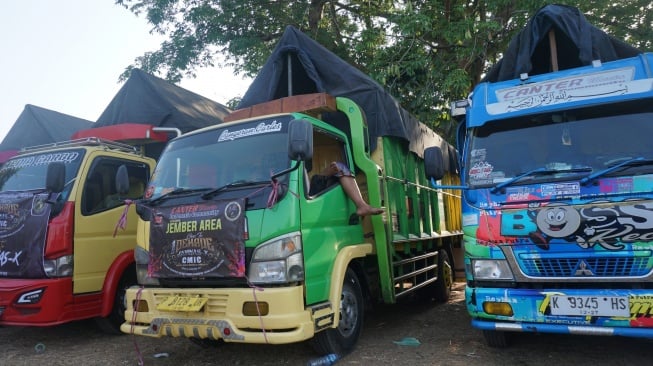 Anggota komunitas sopir truk Canter Mania Indonesia Community (CMIC) beristirahat di dalam kendaraanya di Jamnas ke-10 CMIC di Kandang Mas, Kudus, Jateng pada 29 Oktober 2023. [Dok KTB]