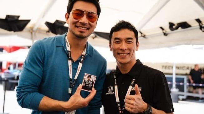 Takuma Sato saat balap IndyCar Series Grand Pri St Pete 2023 dikunjungi aktor Simu Liu, pelakon Shang-Chi garapan Marvel   [Instagram].