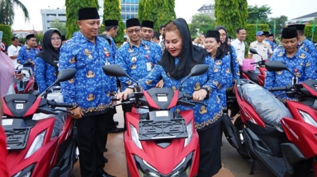 Wali Kota Semarang Hevearita Gunaryanti Rahayu pada 29 November 2023 memberikan 177 Honda Vario merah kepada lurah di Ibu Kota Jateng. Habiskan anggaran Rp 4,7 miliar. [Antara]