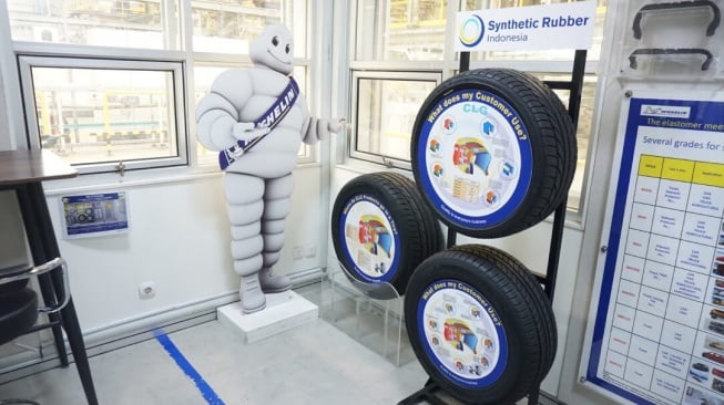 Tipe-tipe ban yang dihasilkan PT Synthetic Rubber Indonesia bersama maskot Michelin [PT SRI]