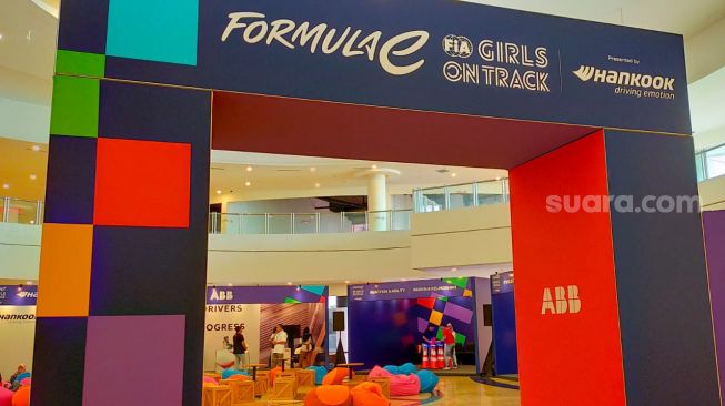 Acara FIA Girls on Track dari FIA dan Hankook untuk women empowerment, berlangsung di Lobby Utara Pantai Carnaval Ancol, Jakarta di gelaran Formula E Jakarta 2023 [Musikpedia/CNR ukirsari].