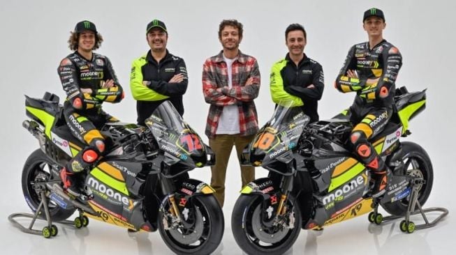 Valentino Rossi bersama skuad tim balap Mooney VR46 untuk MotoGP 2023. (MotoGP)