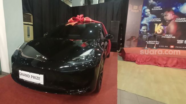 Mobil Tesla jadi hadiah pertandingan tinju Vicky Prasetyo hingga Pesulap Merah Pluit, Jakarta Selatan pada Rabu (19/10/2022) [Musikpedia/Rena Pangesti]