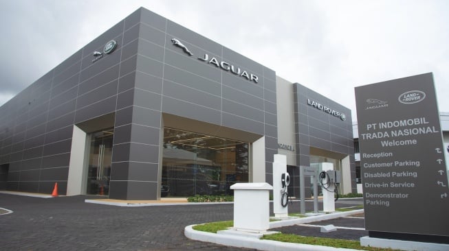 Jaguar Land Rover Showroom, Komplek Indomobil, Pantai Indah Kapuk, Jalan Pantai Indah Selatan No.1, RT.02/RW.3, Kapuk Muara, Jakarta Utara, 14460  [PT JLM Auto Indonesia]