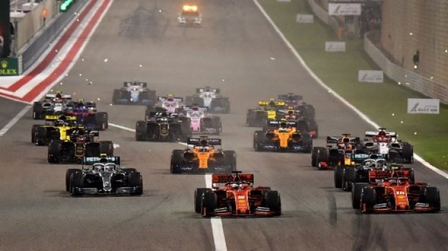Para pebalap F1 memacu mobilnya selepas start di Sirkuit Sakhir, Bahrain, Minggu (31/3/2019). [AFP/Andrej Isakovic]