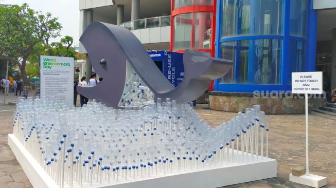Monumen lautan botol plastik serta ikan yang menelan sampah plastik, dipajang dekat Jakarta International E-Prix Circuit (JIEC) Pantai Carnaval, Ancol, Jakarta Utara  [Musikpedia/CNR ukirsari].