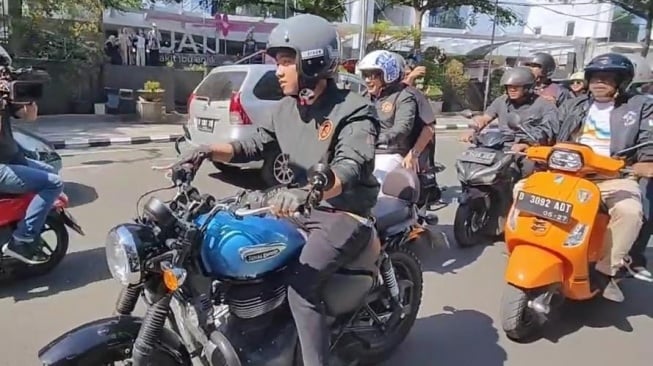 Gaya Gibran Rakabuming Gunakan Moge saat Kampanye di Bandung, Jawa Barat. (Foto: Tangkapan Layar)