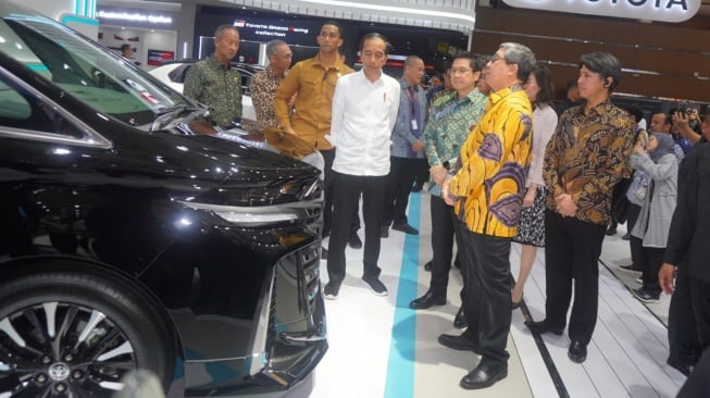 Jokowi Pantau Velfire HEV di IIMS 2024. (Foto: Toyota)