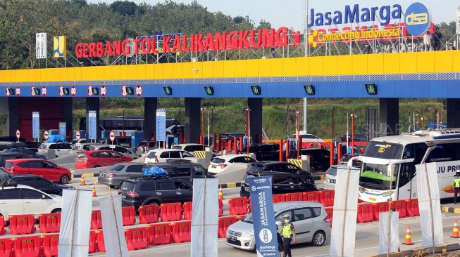 Suasana arus mudik Lebaran 2019 di Gerbang Tol Kalikangkung Semarang, Jawa Tengah, Jumat (31/5/2019). [Musikpedia/Adam Iyasa]